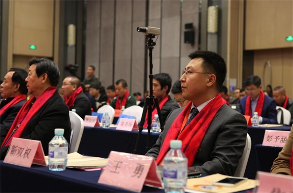 靳律作为房地产业营销协会副会长在会场前排就