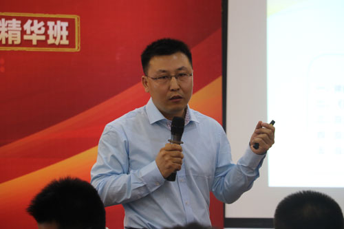  律师在总裁律师智慧讲座上演讲