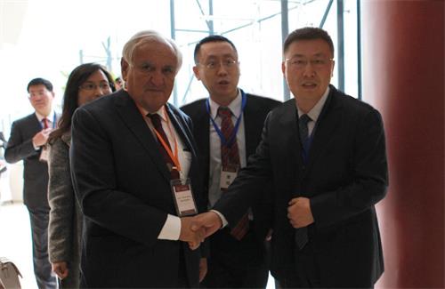 法国前总理让·拉法兰与 律师亲切握手交流