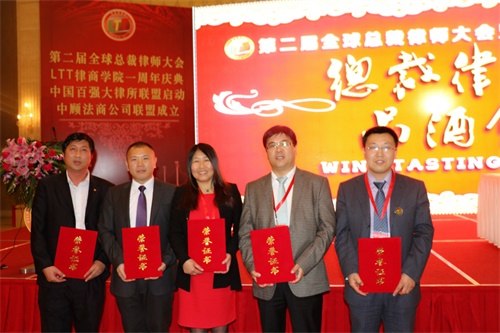 靳律师与获奖代表合影