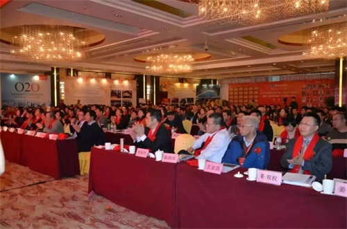  律师于会场前排就坐