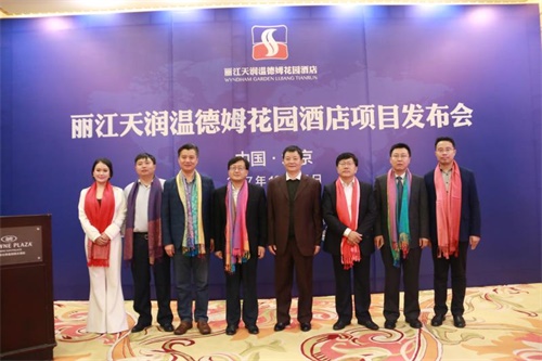  律师和朱曙东会长等参会嘉宾合影